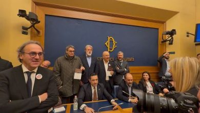 Opposizioni (e Fontana) bloccano conferenza remigrazione. La Lega: “No bavagli”