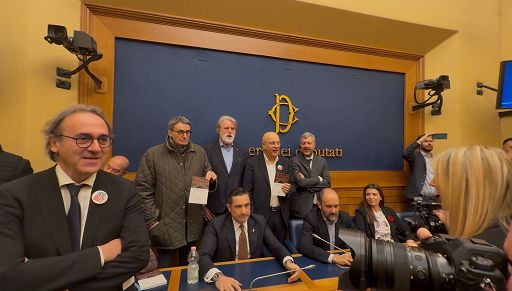 Opposizioni (e Fontana) bloccano conferenza remigrazione. La Lega: “No bavagli”