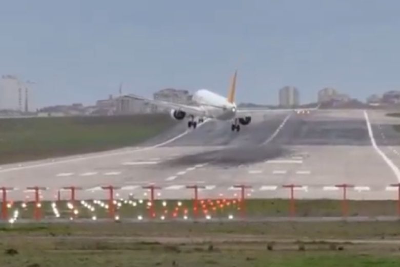 VIDEO | Fortissimi venti fino a 90km/h, aereo di linea non riesce ad atterrare: le immagini