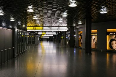 Shock ai controlli, uomo tenta di salire sull’aereo con la moglie morta: interviene la polizia