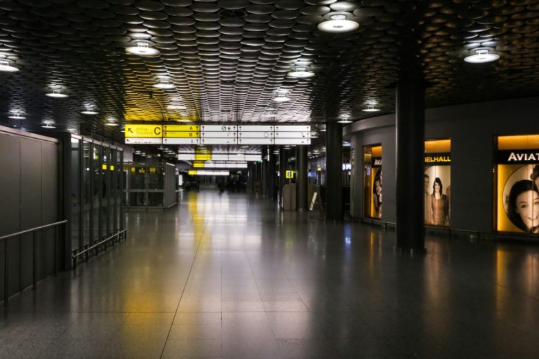 Shock ai controlli, uomo tenta di salire sull’aereo con la moglie morta: interviene la polizia