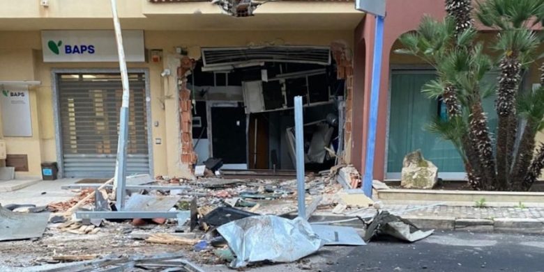 Mazzarrone, la “banda degli escavatori” ancora in azione: colpo in Baps