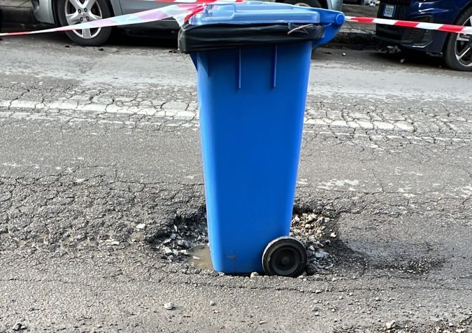 FOTO | Palermo, un bidone della spazzatura per coprire buca pericolosa: cittadini la fanno sistemare