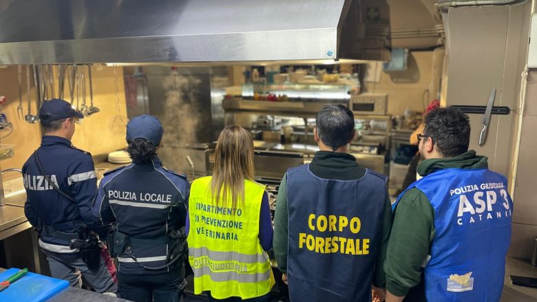 VIDEO | Gamberi “tarocchi”, cucine da incubo e maxi sanzioni: il blitz della Polizia alla Pescheria di Catania