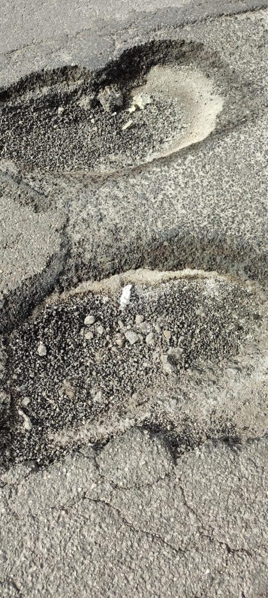 FOTO | Palermo, ragazza cade con lo scooter per una buca in via Roccazzo: ferita