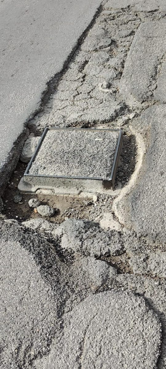 FOTO | Palermo, ragazza cade con lo scooter per una buca in via Roccazzo: ferita