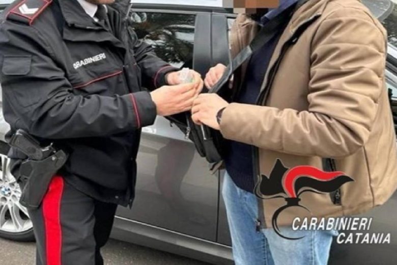 Catania, viola il daspo per continuare a fare il parcheggiatore abusivo: denunciato un 75enne