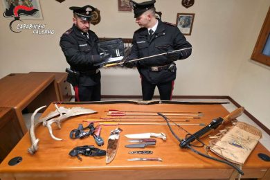 Archi, balestre e trofei di daino nel Parco delle Madonie, scovata banda di bracconieri