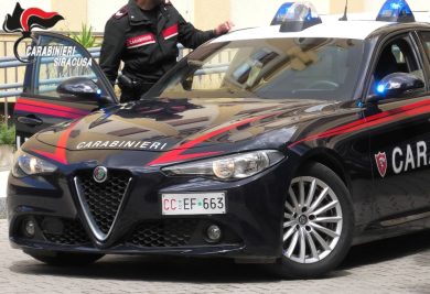 Siracusa, alla guida di un motociclo senza patente e con un taglierino: denunciato uomo