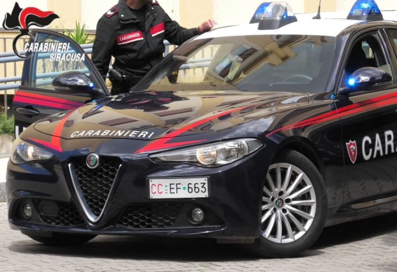 Siracusa, alla guida di un motociclo senza patente e con un taglierino: denunciato uomo