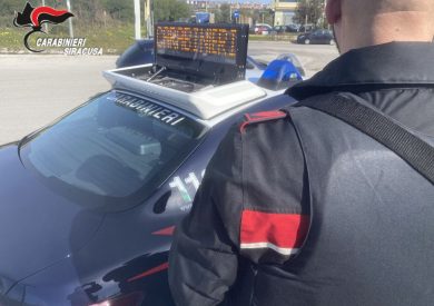 Colpi di fucile contro la roulotte di un 27enne, arrestati padre e figlio nel Siracusano