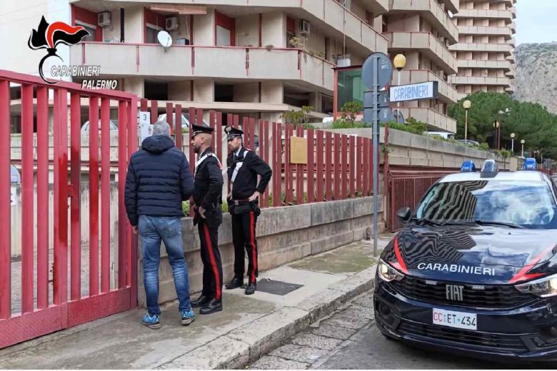 Palermo, scoperto un laboratorio artigianale della droga in un garage: arrestato 28enne