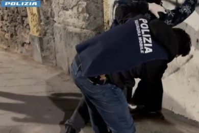 VIDEO | Blitz nel “mercato della droga” di San Berillo: 8 indagati, ecco come agivano i fornitori