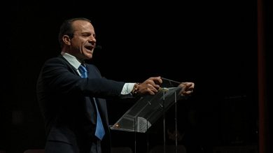 VIDEO | Cateno De Luca rilancia sul campo largo e tenta la volata: è show a Caltagirone