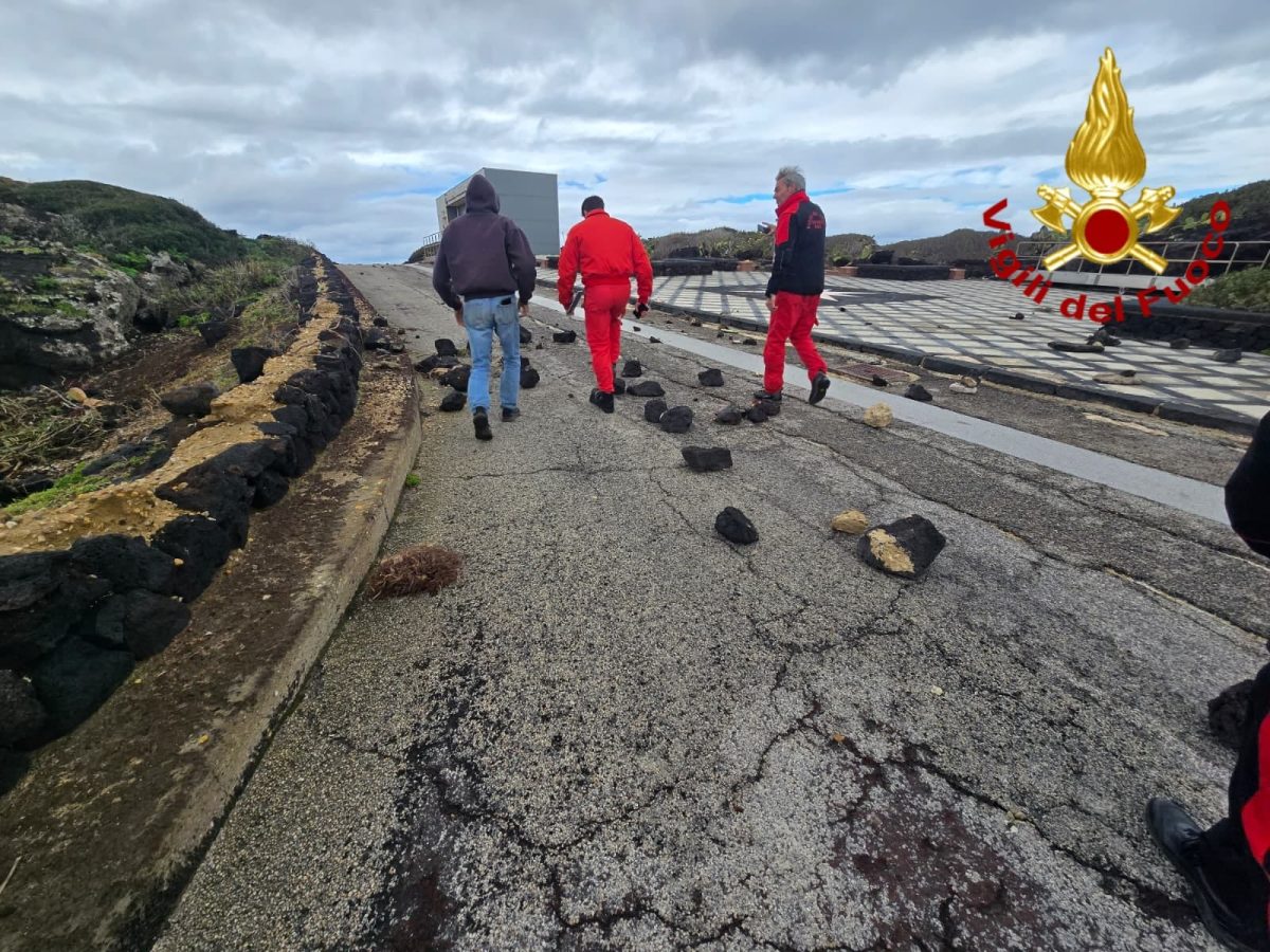 FOTO | Il ciclone Harry e la devastazione a Lampedusa e Linosa, è l’ora della conta dei danni