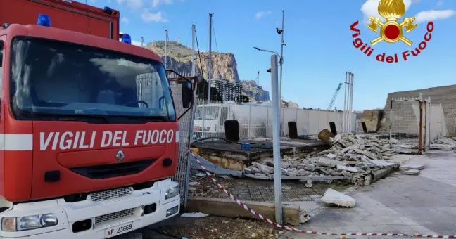 Danni al molo Acquasanta di Palermo, vigili del fuoco in azione