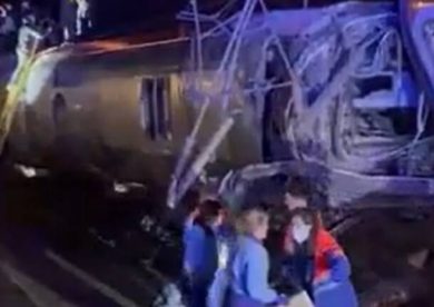 VIDEO | Binari distrutti, treni deragliati, il numero dei morti aumenta: si aggrava il disastro ferroviario in Spagna