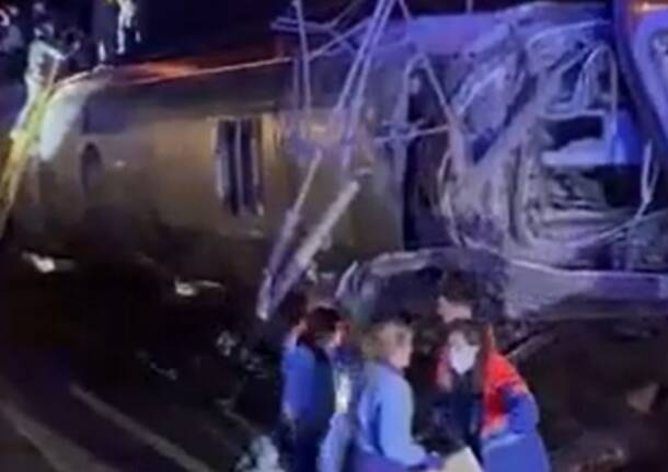 VIDEO | Binari distrutti, treni deragliati, il numero dei morti aumenta: si aggrava il disastro ferroviario in Spagna