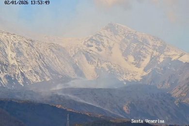 Etna, la colata nella valle del Bove. Il campo lavico è ancora alimentato