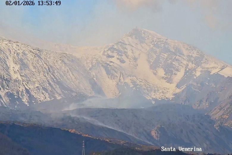 Etna e la spettacolare colata lavica della Valle del Bove, scattano le prime misure di prevenzione