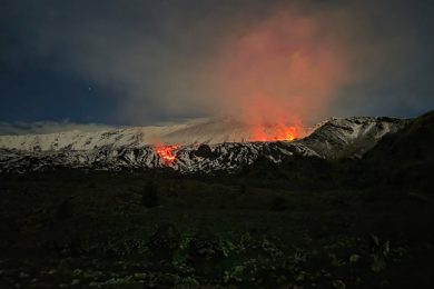 VIDEO | Etna e la spettacolare colata lavica della Valle del Bove, scattano le prime misure di prevenzione