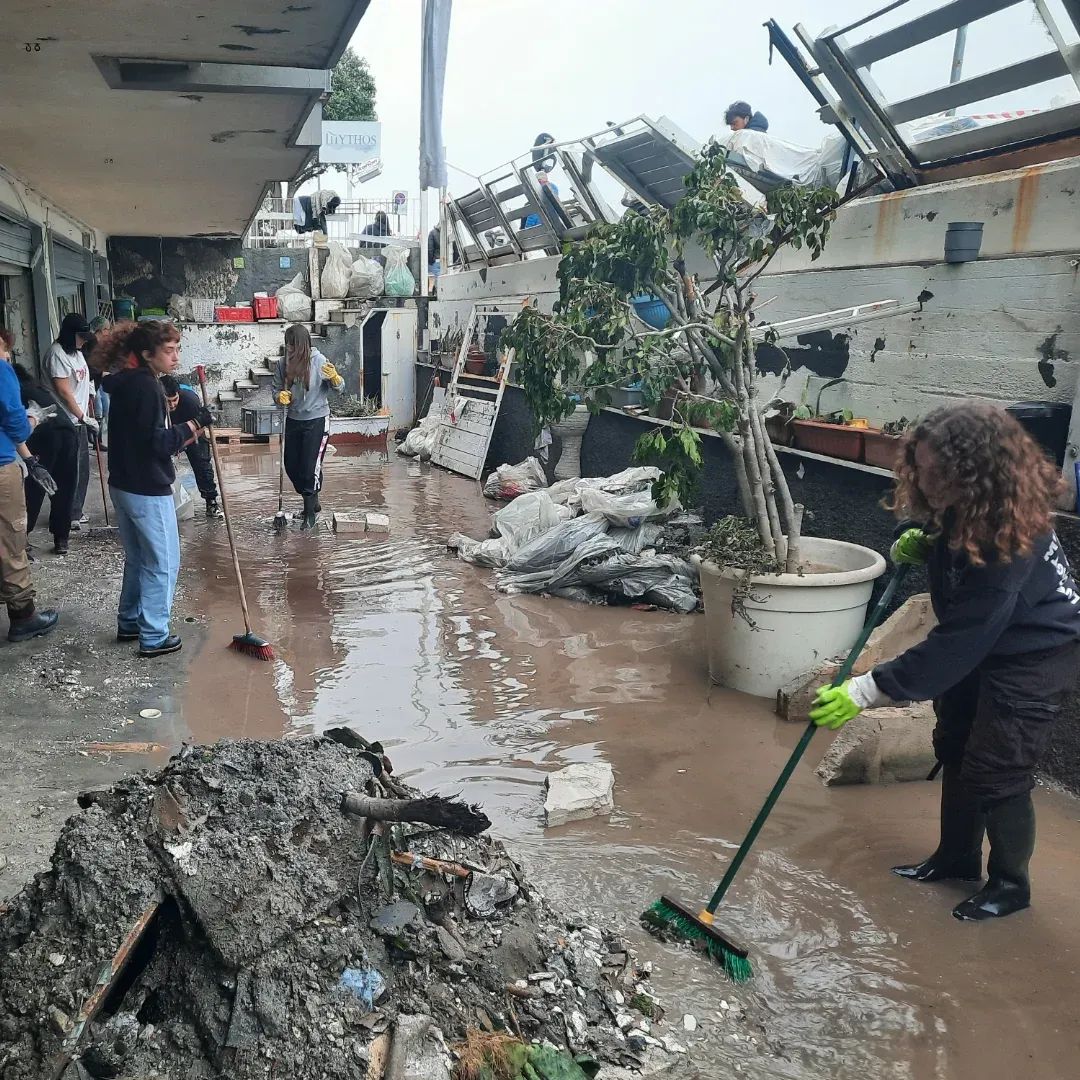 VIDEO e FOTO | Dopo il ciclone Harry, i giovani volontari in campo a Catania: “Aiutiamo subito chi ha perso tutto”