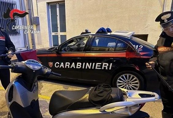 Circolava con uno scooter con targa e telaio modificati: denunciato 18enne per riciclaggio