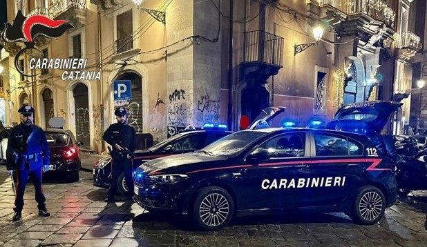 Tenta di rubare birra e thè in un negozio, scoperto colpisce con un pugno dipendente: fermato giovane a Catania