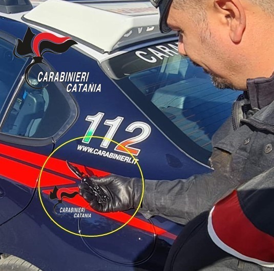 Lei percepiva la pensione di reversibilità, ma un uomo le prosciugava il conto: denunciato