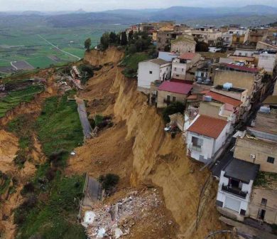 La frana non si ferma a Niscemi, Ciciliano dopo il sorvolo: “Situazione critica”