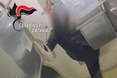 VIDEO – Evade dai domiciliari e tenta il furto, poi fugge dai tetti: scene da film nel Catanese