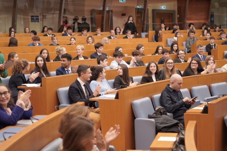 I giovani e la politica sono sempre più distanti. Anche così la Democrazia diventa Minocrazia