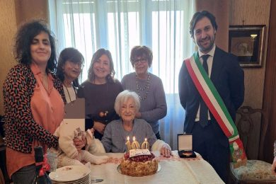 Palermo festeggia i 100 anni di nonna Giovanna, donata la medaglia della città