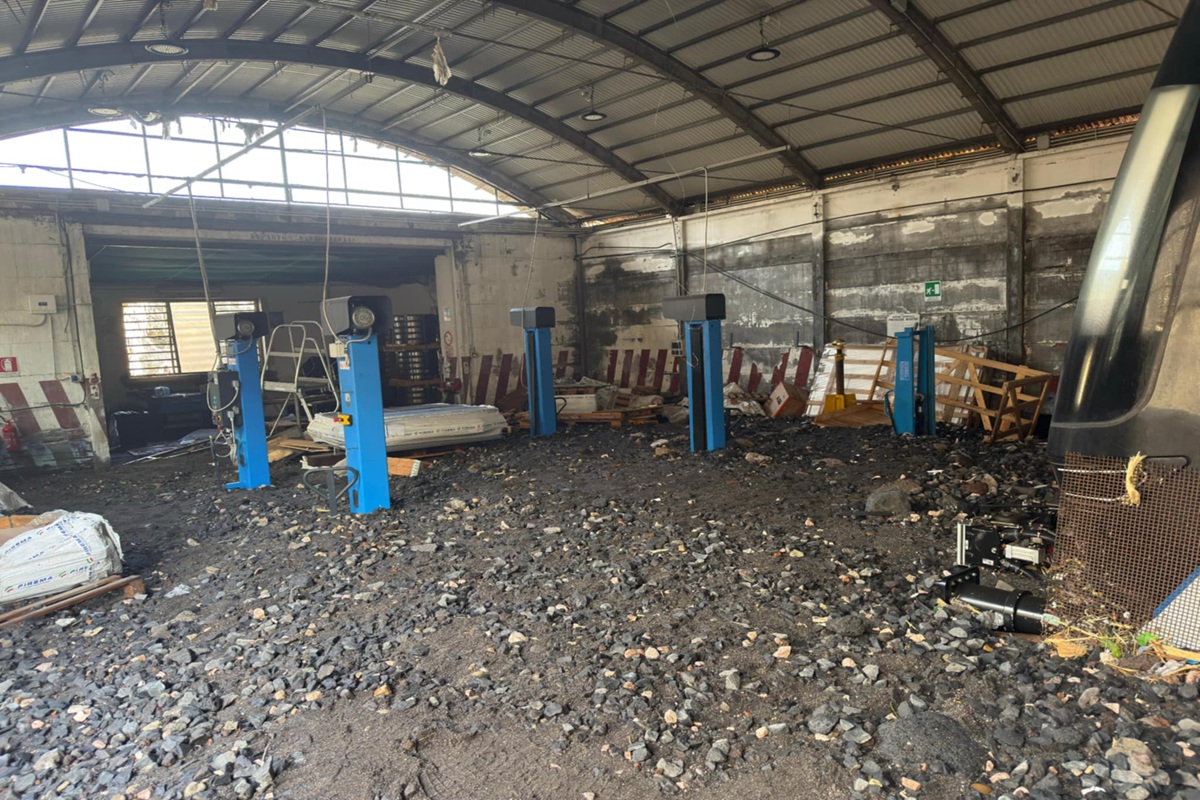 FOTO | “Che rabbia”, il ciclone Harry e le mareggiate non risparmiano i treni e i binari FCE: danni per 8 milioni