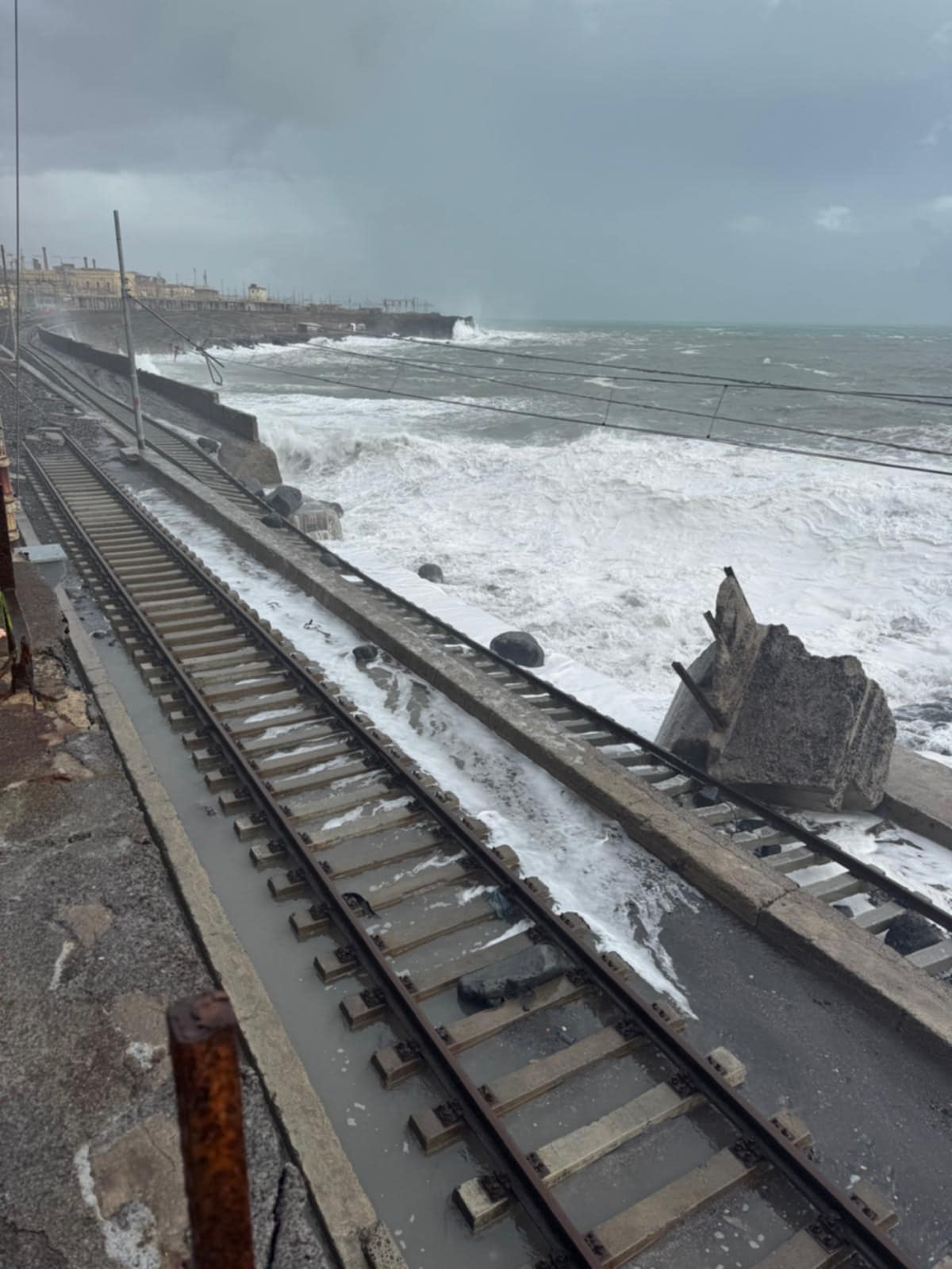 FOTO | “Che rabbia”, il ciclone Harry e le mareggiate non risparmiano i treni e i binari FCE: danni per 8 milioni