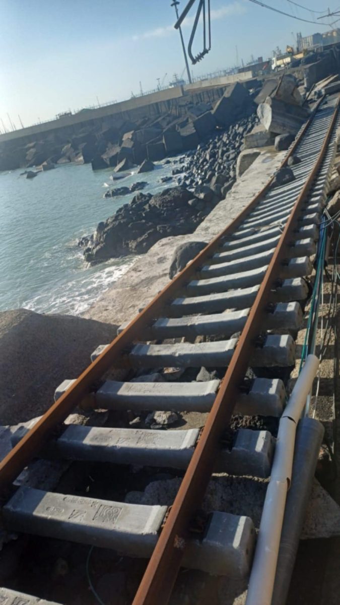 FOTO | “Che rabbia”, il ciclone Harry e le mareggiate non risparmiano i treni e i binari FCE: danni per 8 milioni