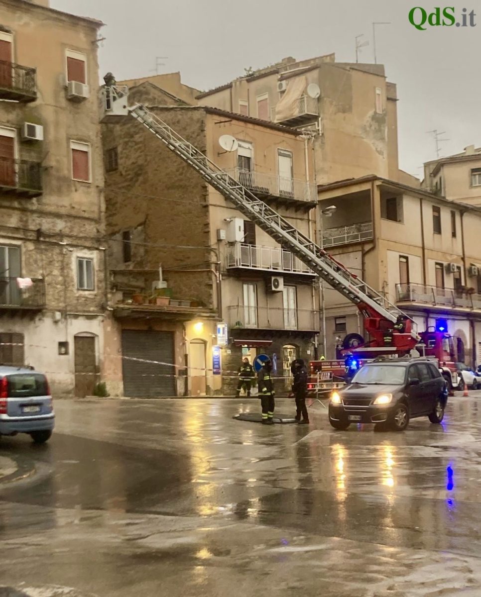 FOTO e VIDEO | Alberi caduti e pali divelti, Caltanissetta messa in ginocchio dal forte vento