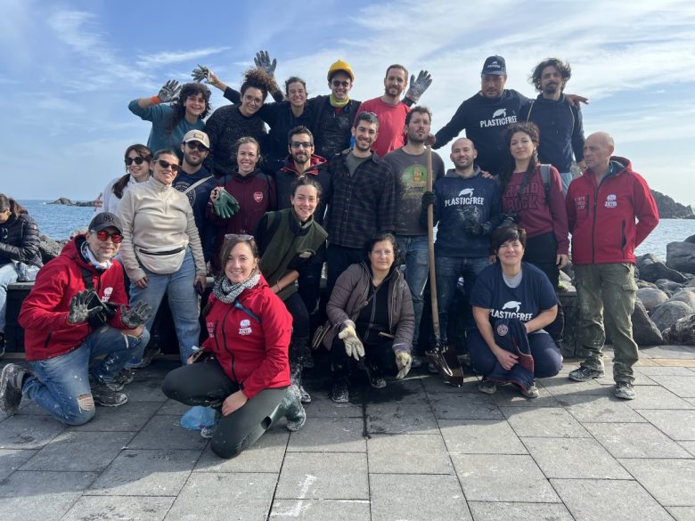 VIDEO e FOTO | Dopo il ciclone Harry, i giovani volontari in campo a Catania: “Aiutiamo subito chi ha perso tutto”