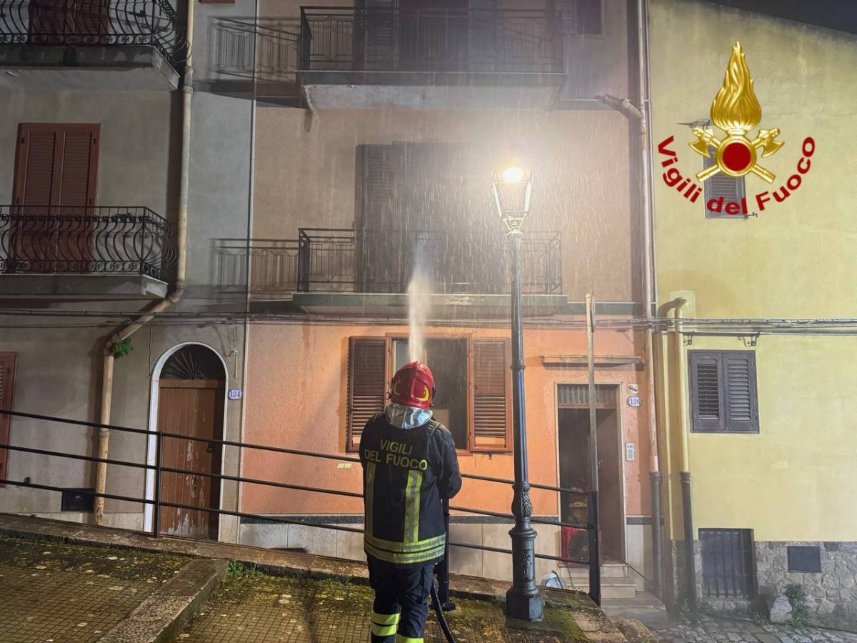 FOTO | Incendio nel Palermitano, fiamme in una palazzina di tre piani: vigili del fuoco salvano uomo