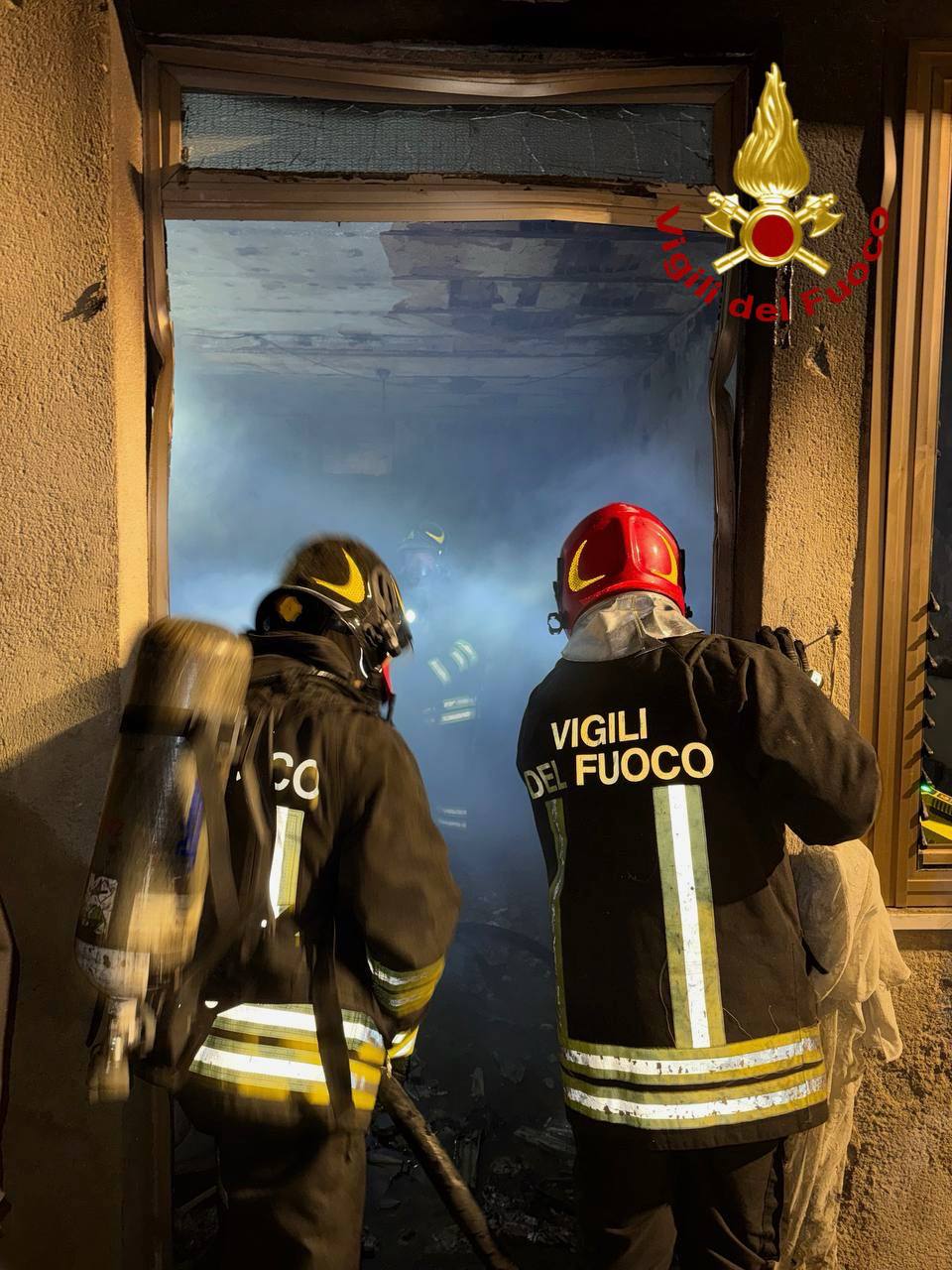 FOTO | Incendio nel Palermitano, fiamme in una palazzina di tre piani: vigili del fuoco salvano uomo FOTO | Incendio nel Palermitano, fiamme in una palazzina di tre piani: vigili del fuoco salvano uomo