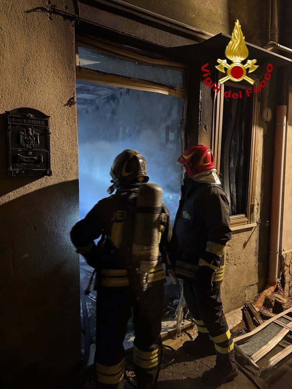 FOTO | Incendio nel Palermitano, fiamme in una palazzina di tre piani: vigili del fuoco salvano uomo FOTO | Incendio nel Palermitano, fiamme in una palazzina di tre piani: vigili del fuoco salvano uomo