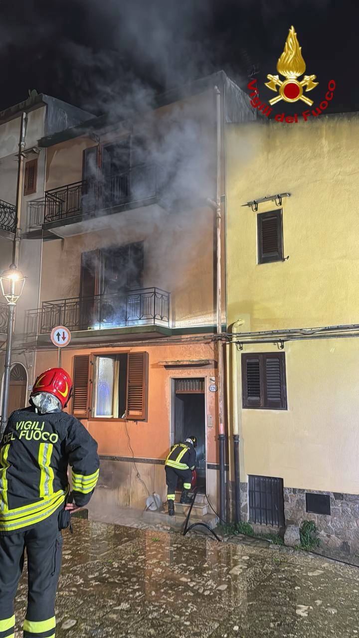 FOTO | Incendio nel Palermitano, fiamme in una palazzina di tre piani: vigili del fuoco salvano uomo FOTO | Incendio nel Palermitano, fiamme in una palazzina di tre piani: vigili del fuoco salvano uomo