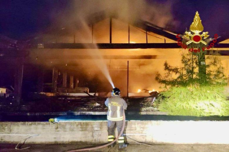 Palermo, grosso incendio in capannoni in via Buzzanca. Rogo  domato