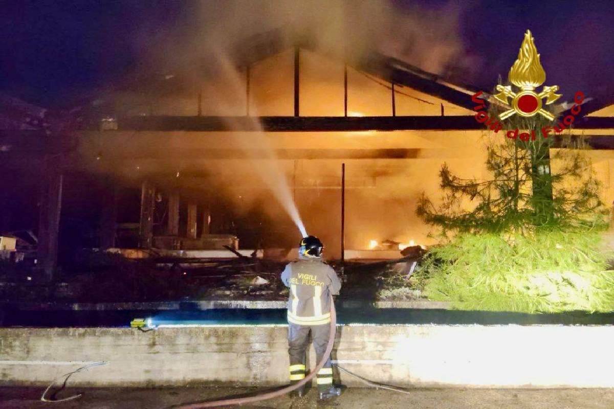 Palermo, grosso incendio in capannoni in via Buzzanca. Rogo  domato