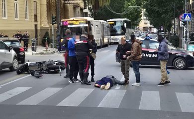 Incidente tra monopattino e scooter in centro a Palermo, un ferito in ospedale
