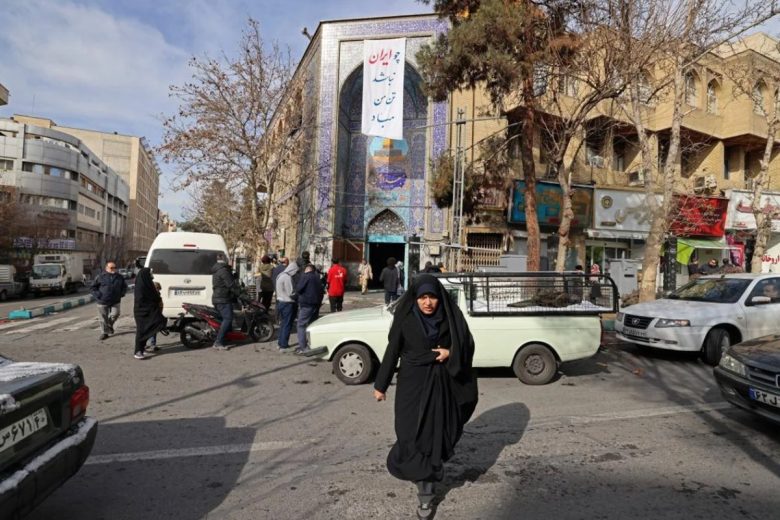 Iran-USA, è alta tensione: la minaccia di un attacco. E l’Ue decide: “Pasdaran nella lista terroristi”