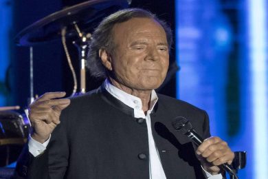 Julio Iglesias accusato di violenza sessuale, il cantante replica: “Mai abusato di una donna”