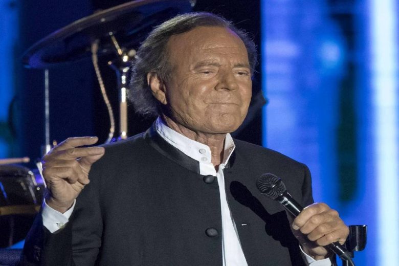 Julio Iglesias accusato di violenza sessuale, il cantante replica: “Mai abusato di una donna”