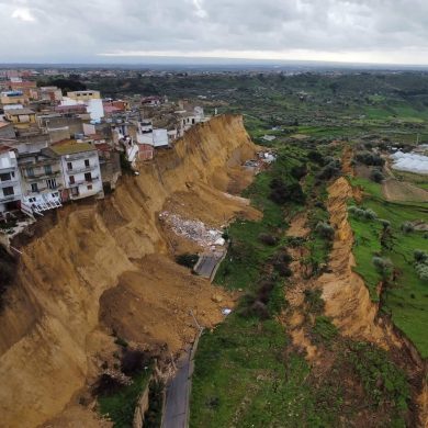 Frana Niscemi: il precipizio divora una palazzina di tre piani