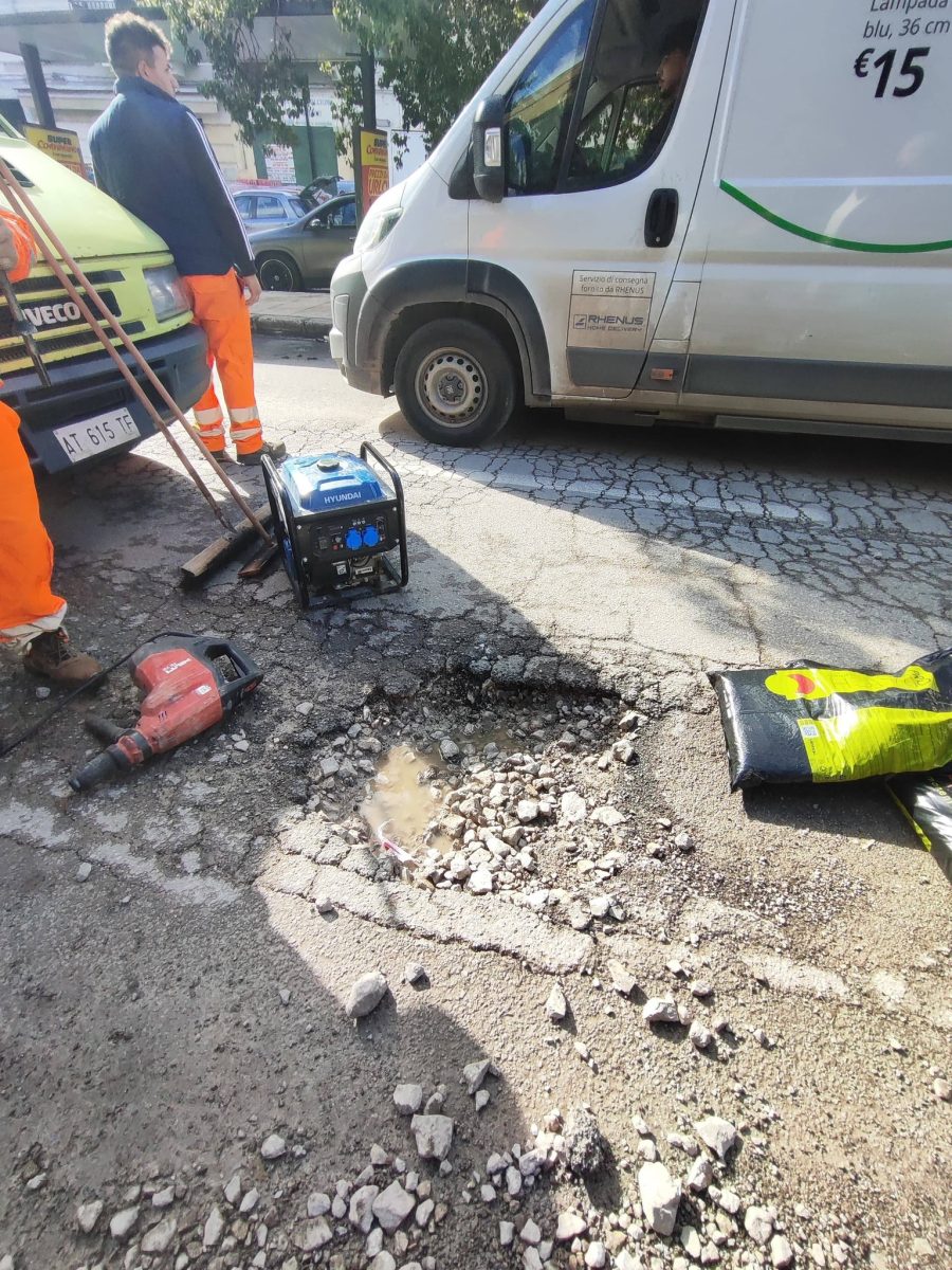 FOTO | Palermo, un bidone della spazzatura per coprire buca pericolosa: cittadini la fanno sistemare